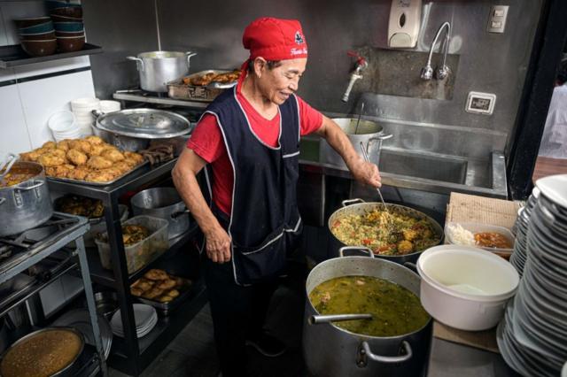 Una cocinera en un negocio peruano de Chifa. 