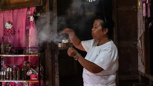 ટો-ઓબ એક ધાર્મિક વિધિ છે, જેમાં ઘૂમાડા વડે દૂષિત આત્માઓને શરીરમાંથી બહાર કાઢવામાં આવે છે