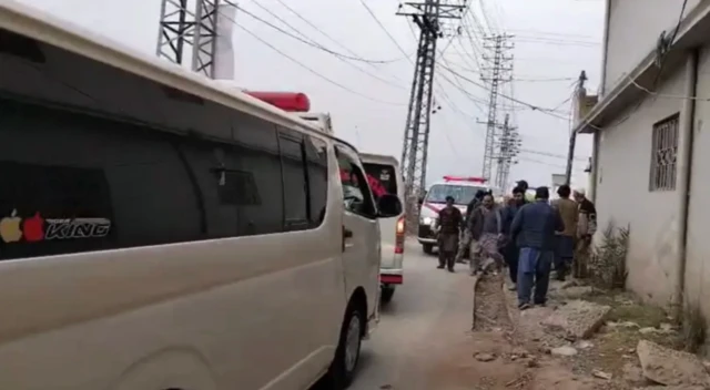 آمبولانس‌ها در نزدیکی انفجار 