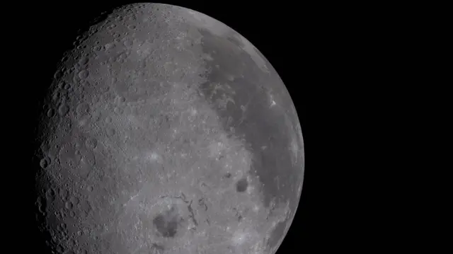 Na udostępnionym przez NASA zdjęciu członkowie załogi misji Artemis II podczas pierwszej zmiany obserwacyjnej w trakcie przelotu obok Księżyca sfotografowali ponad dwie trzecie jego tarczy, ukazując szczegółowe cechy powierzchni widocznej strony Księżyca.