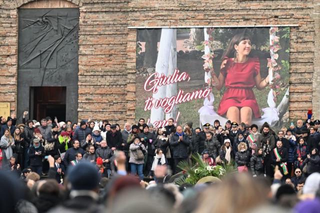 Giulia Cecchettin'in cenazesine binlerce kişi katıldı
