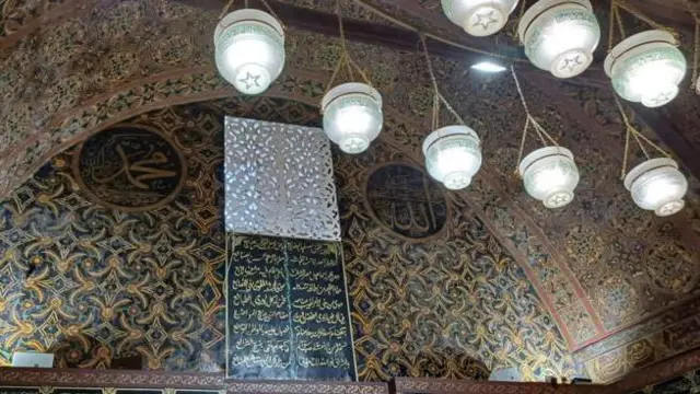 হুসাইনি মসজিদের ভেতরে 