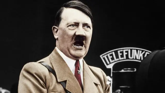 希特勒站在广播电台话筒前向群众发表演说（1934年9月）