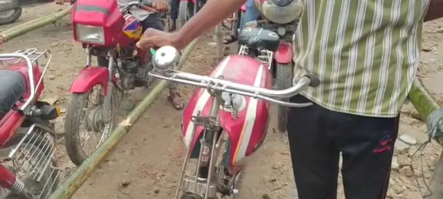 মোটরসাইকেলের ট্যাংক খুলে বাইসাইকেলে লাগিয়ে তেল নেওয়ার চেষ্টা