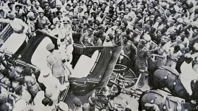 બીબીસી ગુજરાતી 15 ઑગસ્ટ, 1947ના રોજ પાકિસ્તાન સરકારના એક પ્રતિનિધિમંડળે લંડનના લૈંકેસ્ટર હાઉસમાં બ્રિટિશ અધિકારીઓને પાકિસ્તાનનો ધ્વજ ભેટ કર્યો
