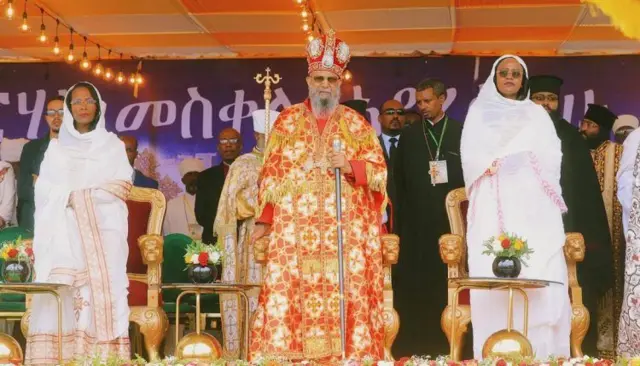 ብፁዕ ወቅዱስ አቡነ ማትያስ ቀዳማዊ ፓትርያርክ ርዕሰ ሊቃነ ጳጳሳት ዘኢትዮጵያ ሊቀ ጳጳስ ዘአክሱም ወእጨጌ ዘመንበረ ተክለሃይማኖት እንዲሁም የአዲስ አበባ ከንቲባ ወ/ሮ አዳነች አቤቤ እና የባህልና ስፖርት ሚኒስትር ሸዊት ሻንካ በመስቀል አደባባይ 