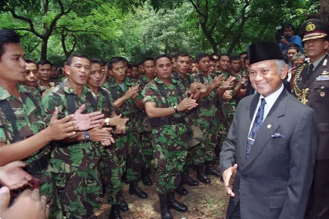 BJ Habibie, militer, TNI, dwifungsi ABRI