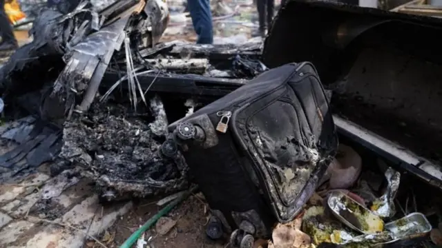 અમદાવાદ એર ઇન્ડિયા ફ્લાઇટ દુર્ઘટના સમાચાર, બચી ગયેલા એક મુસાફર કોણ, બીબીસી ગુજરાતી સમાચાર, અમદાવાદથી ગેટવિકની ફલાઇટ 