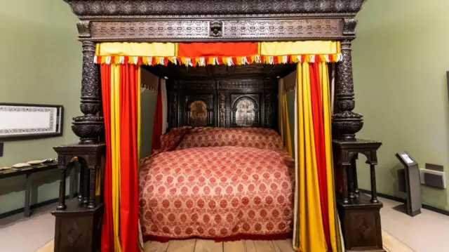 एकाच वेळी चार दांपत्य झोपू शकतील अशा भल्या मोठ्या पलंगाचा उल्लेख शेक्सपिअरच्या साहित्यातही आहे