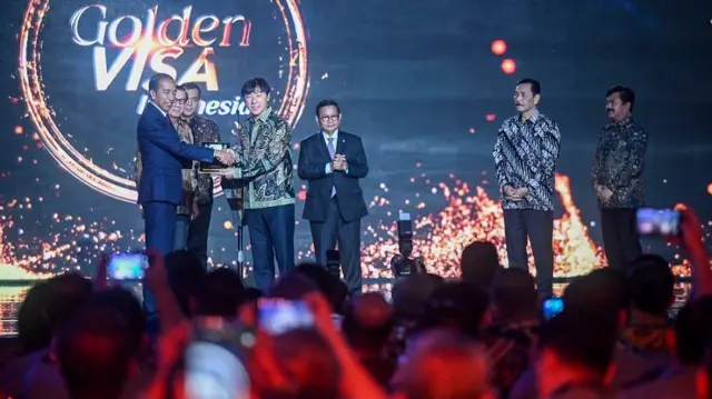 Presiden Joko Widodo memberikan Golden Visa kepada Pelatih Sepak Bola Tim Nasional Indonesia Shin Tae-yong.