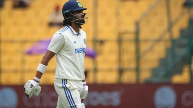 પેવેલિયન તરફ જઈ રહેલા ભારતીય બૅટ્સમૅન કેએલ રાહુલની તસવીર 