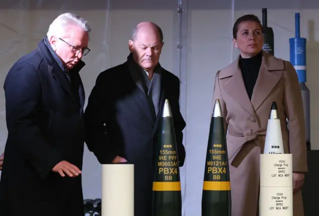 อาร์มิน แปบเพอร์เกอร์ ซีอีโอของไรน์เมทัลล์ (ซ้าย) ในพิธีเปิดโรงงานอาวุธแห่งใหม่ โดยยืนข้างนายกเยอรมนี และนายกฯ หญิงของเดนมาร์ก