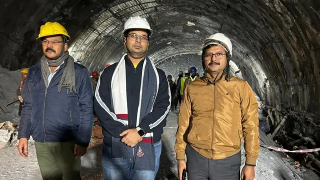 सुरंग के पास मौजूद झारखंड के अधिकारियों की टीम