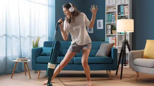 Perempuan bernyanyi di rumah sendirian