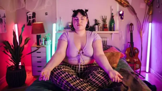 ਧਿਆਨ ਲਗਾਉਣ ਦੀ ਮੁਦਰਾ ਵਿੱਚ ਬੈਠੀ ਮਹਿਲਾ