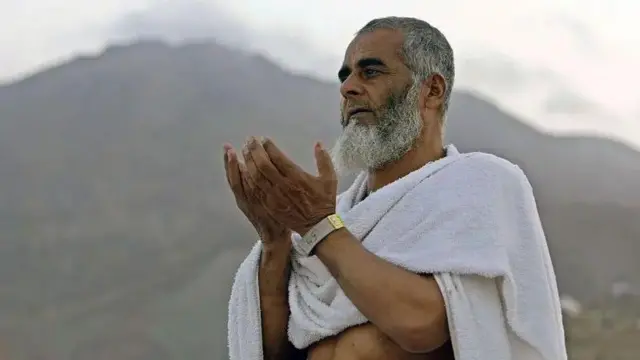 अरबी शब्द 'इहराम' उस स्थिति को बताता है जिसमें कोई व्यक्ति ख़ुद को हर तरह के पाप और निषिद्ध गतिविधियों से दूर रखता है.