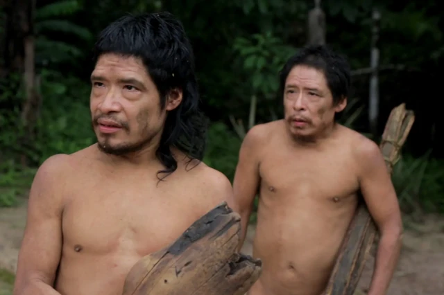 Dois homens indígenas segurando peçasbet165madeira