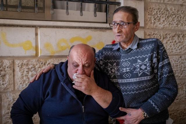 Rami’nin babası Ali, öldürülen oğlundan bahsederken gözyaşlarını siliyor