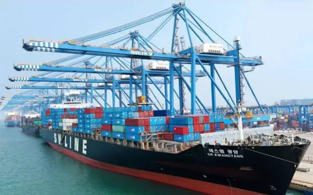 China's exports dropped for fourth month in a row in August