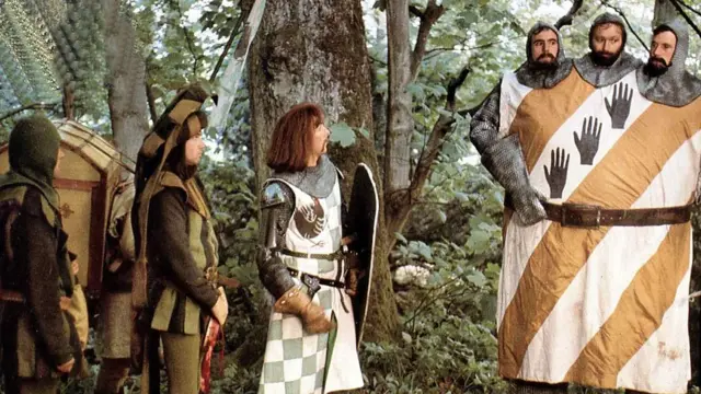 Scena iz filma Monti Pajton i Sveti gral, glumci u konstimima koji oslikavaju Srednji vek