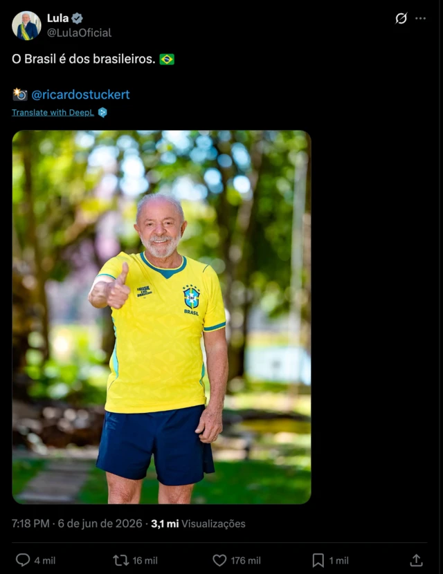 Presidente Lula usa camiseta da seleção brasileira e acena para a câmera com dedo polegar
