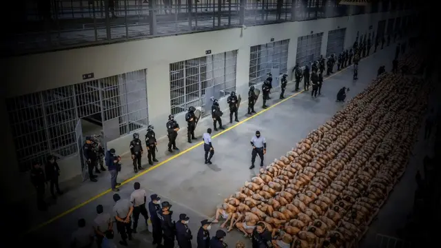 Kedatangan narapidana ke Penjara Cecot pada 25 Februari 2023 lalu.