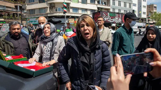 तेहरान के इंकलाब स्क्वैयर में सीज़फ़ायर का विरोध करने जुटे लोग (तस्वीर: 8 अप्रैल)