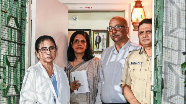 15 सितंबर की तस्वीर जिसमें सीएम ममता बनर्जी अपने आवास पर छात्रों के प्रतिनिधि के भीतर आने का इंतज़ार कर रही हैं. 