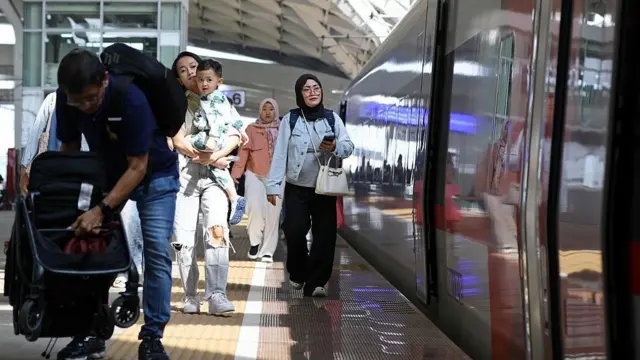Penumpang berjalan di peron Stasiun Halim pada 26 Juni 2025 di Jakarta, Indonesia.