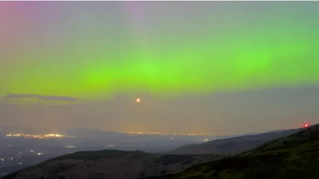 التقط مراقب بي بي سي للطقس بروفيسورميلر درجات اللون الأخضر في السماء فوق مولد، فلينتشاير، في ويلز.