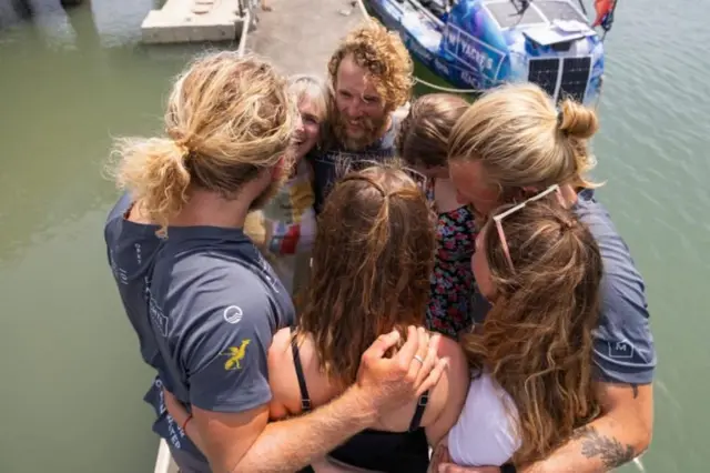 બીબીસી ગુજરાતી ત્રણ ભાઈઓ, જેમણે પેરુથી ઓસ્ટ્રેલિયા સુધી 15,000 કિમી રોઇંગ કરવાની સિદ્ધિ 