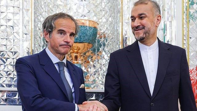  مدیرکل آژانس (سمت چپ) پیش از سفر به اصفهان، با وزیر خارجه ایران در تهران ملاقات کرد