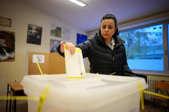 Žena na glasačkom mestu