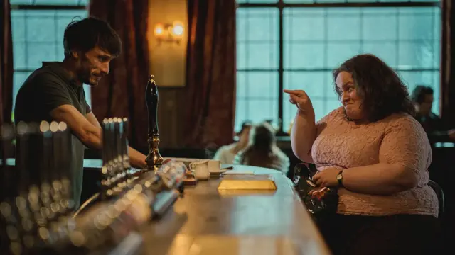 Una toma de Bebé Reno donde los protagonistas están hablabdo en el pub