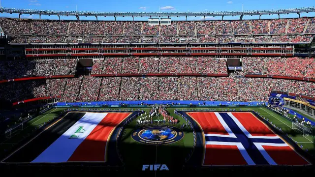Entrada em campo das seleções do Iraque e da Noruega para a partida de estreia de ambas na Copa do Mundo de 2026, no Estádio de Boston, nos Estados Unidos