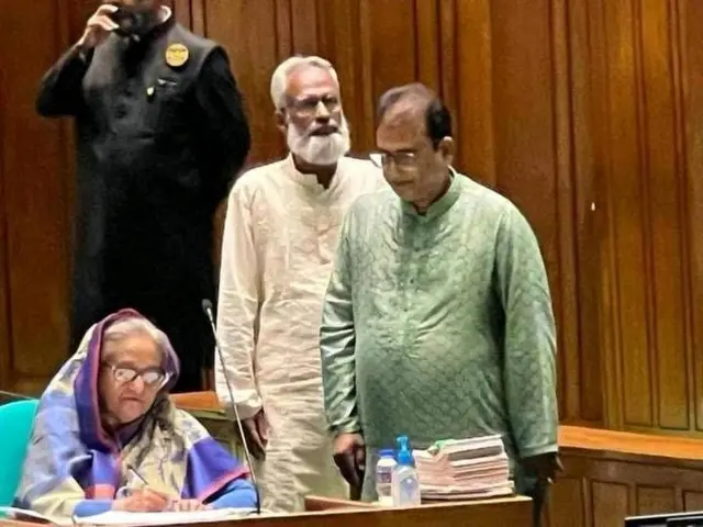 বাংলাদেশের প্রধানমন্ত্রী শেখ হাসিনার সঙ্গে তার দলীয় সংসদ সদস্য আনোয়ারুল আজিম 