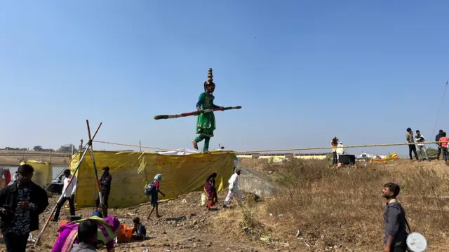 यात्रेत डोंबारी समाजातली मुलगी दोरीवरचे खेळ करताना.