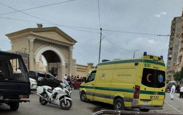 سيارة إسعاف أمام مدخل عامود السواري