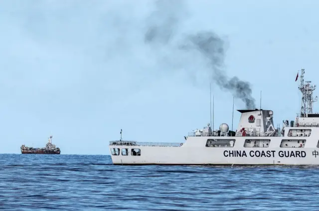 Một tàu Cảnh sát biển Trung Quốc tiếp cận một tàu dân sự Philippines (trái) đang làm nhiệm vụ tiếp tế cho ngư dân và quân đội Phillippines trên Biển Đông ngày 10/12/2023