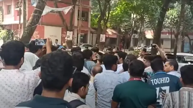 সোমবার ঢাকা কলেজে শিক্ষক-শিক্ষার্থীদের মধ্যে ধস্তাধস্তির ঘটনা ঘটে