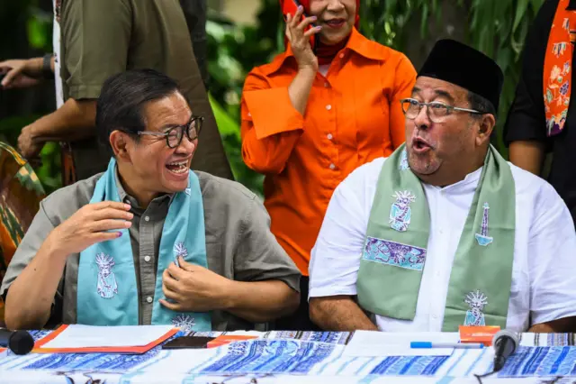 Calon gubernur dan wakil gubernur DKI Jakarta nomor urut 3 Pramono Anung (kiri) dan Rano Karno (kanan) berbincang disela menyampaikan keterangan pers terkait kemenangan dalam Pemilihan Gubernur DKI Jakarta di Cipete, Jakarta, Kamis (28/11/2024).