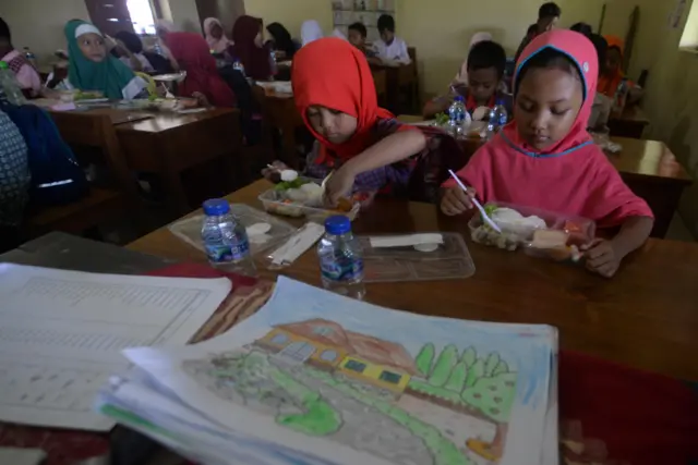 Sejumlah siswa makan bersama saat uji coba program makan bergizi gratis di SD Negeri 2 Nangsri, Manisrenggo, Klaten, Jawa Tengah, Kamis (21/11/2024). Kementerian Kelautan dan Perikanan bekerja sama dengan Dinas Ketahanan Pangan dan Pertanian Kabupaten Klaten melakukan uji coba makan bergizi gratis untuk 250 siswa dari PAUD, TK dan SD.