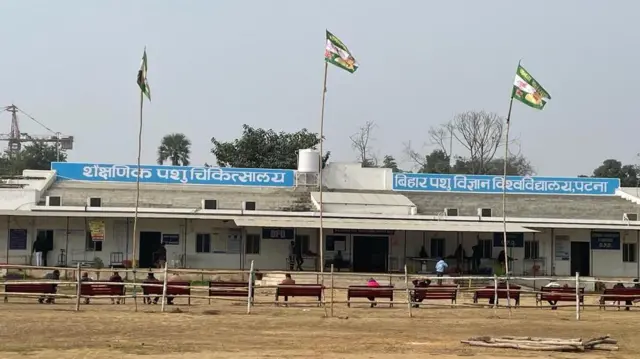 जेडीयू वेटनरी कॉलेज के मैदान में कर्पूरी जन्म शताब्दी समारोह मना रही है.