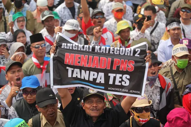 Ribuan guru sekolah kontrak mengadakan demonstrasi untuk menyerukan diakhirinya kekurangan guru dan gaji rendah, di luar Dewan Perwakilan Rakyat, Jakarta, Indonesia