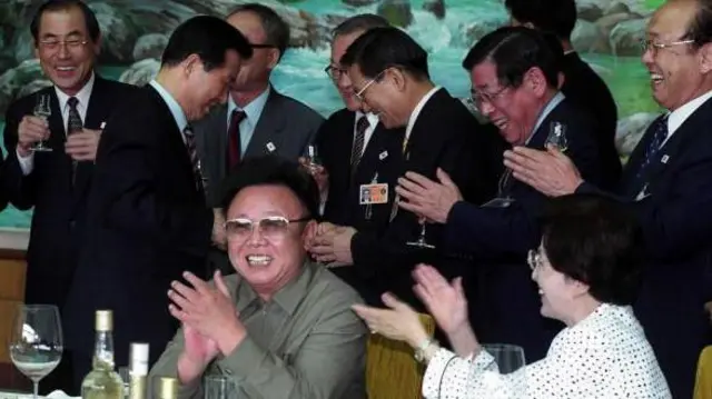 2000년 6월 15일 북한 평양 백화원영빈관에서 열린 오찬에서 북한 김정일 국방위원장과 한국의 이희호 여사 등이 박수를 치고 있다
