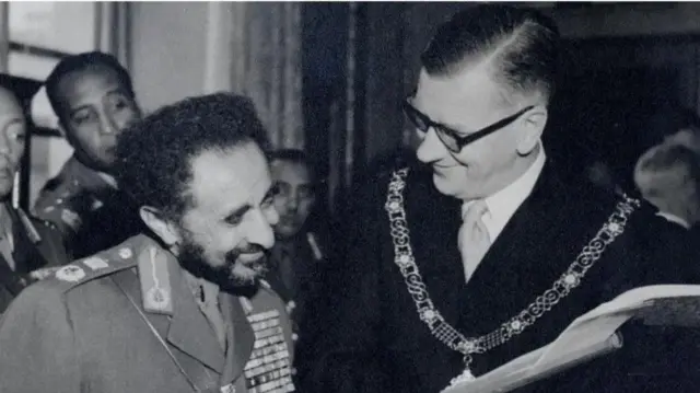L'empereur Hailé Sélassié photographié avec le maire de Bath William Gallop en 1954
