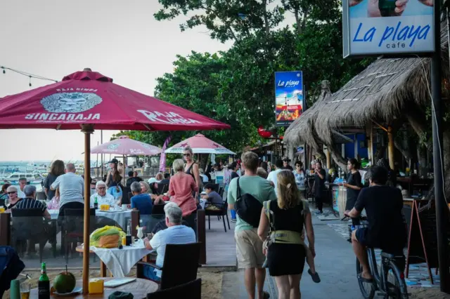 Wisatawan sedang menikmati pantai di Sanur, Bali, Indonesia, pada tanggal 5 Mei 2024