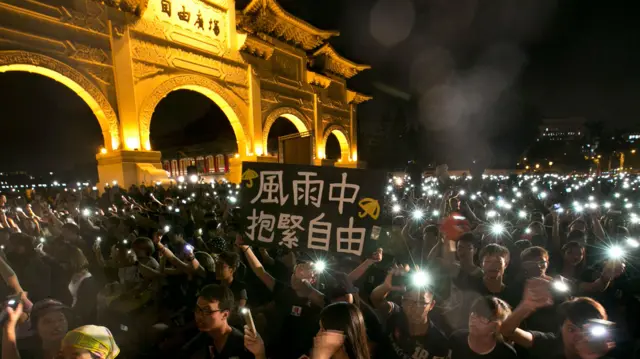 2014年10月1日，数百人聚集在台湾台北自由广场前，支持香港民主集会。