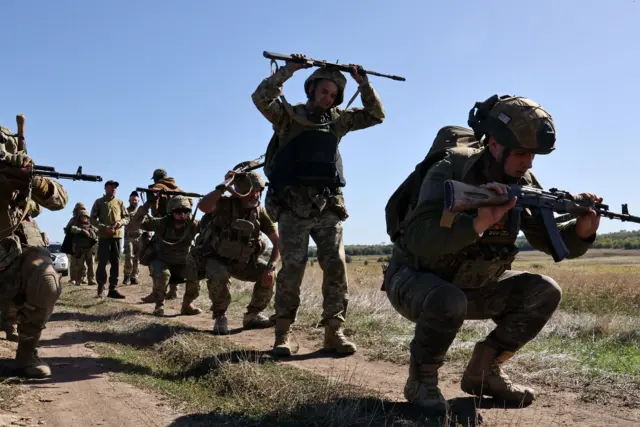 Żołnierze 65. Samodzielnej Brygady Zmechanizowanej Sił Zbrojnych Ukrainy uczestniczą w ćwiczeniach wojskowych w pobliżu linii frontu, w obwodzie zaporoskim. 