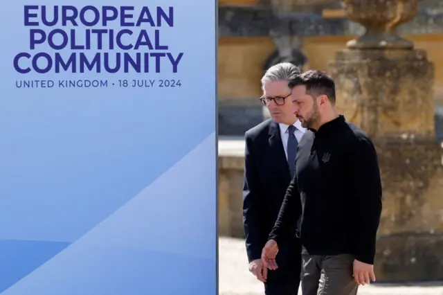 Ukrayna Cumhurbaşkanı Volodimir Zelenskiy ve İngiltere Başbakanı Keir Starmer.